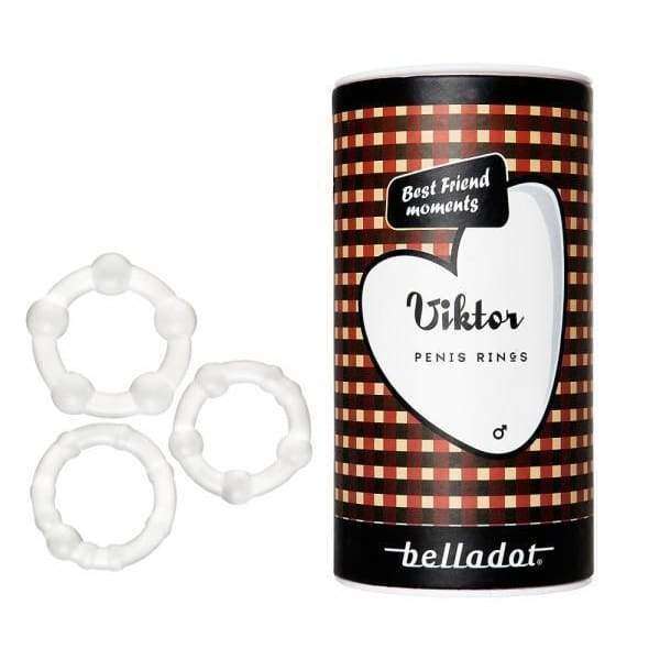 Belladot Viktor Penisrenkaat; ruutukuvioinen säilytysrasia, jossa lukee "Viktor Penis Rings", kolmen valkoisen tekstuuripintaisen renkaan vieressä; rasia sylinterimäinen ja kiiltäväpintainen, painettua tekstiä isoin kirjaimin; etiketissä punainen sydänkuvio ja teksti "Best friend moments"; tausta yksivärinen, ei ihmisiä tai käsiä näkyvissä tuotekuvassa.