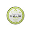 Ben & Anna Voidedeodorantti Persian Lime; pyöreä peltirasia Ben & Anna Natural Care Persian Lime -deodoranttia, vihreä-valkoinen etiketti vegaani- ja eläinkokeettomuusmerkein sekä teksti hajun- ja kosteudentorjunnasta; lieriömäinen rasia mattapinnalla; lihavoitua groteskitypografiaa etiketissä; ei ihmisiä tai käsiä; kuvattu neutraalia taustaa vasten suoraviivaisessa kuvassa.