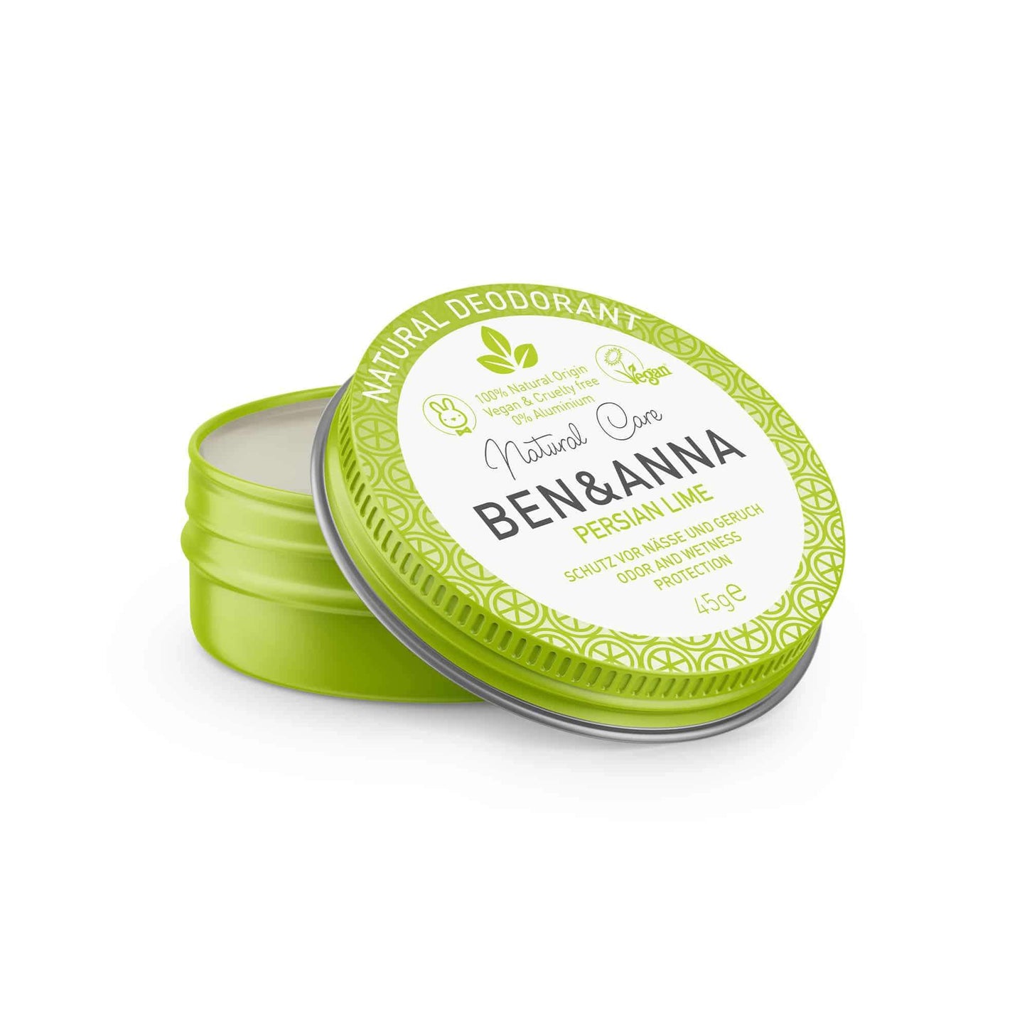 Ben & Anna Voidedeodorantti Persian Lime; pyöreä, vihreä Ben & Anna Persian Lime -vegaanideodorantin rasia kansi osittain auki, voide näkyvissä sisällä; rasia mattapintainen; kannessa lukee "Persian Lime" lihavoidulla groteskifontilla ja muuta tuotetietoa pienemmällä tekstillä vihreä-valkoisin merkinnöin ja "natural care" -brändaus; ei ihmisiä tai käsiä; valkoinen tausta, lähikuva tuotteesta.
