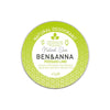 Ben & Anna Voidedeodorantti Persian Lime; pyöreä pahvipakkaus tekstillä "BEN & ANNA Persian Lime Natural Deodorant", 45 g; mattapinta vihreällä sitruskuvioinnilla; pakkaus lieriömäinen ja pystyssä; luettavissa vegaani, eläinkokeeton, 100-prosenttisen luonnollinen alkuperä, 0-prosenttinen alumiinipitoisuus, hajun- ja kosteudentorjunta englanniksi ja saksaksi; ei ihmisiä tai käsiä; vaalea tausta; raikas limetin tuoksu.