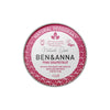 Ben & Anna Voidedeodorantti Pink Grapefruit; pyöreä peltirasia Ben & Anna Natural Care Pink Grapefruit -deodoranttia, merkitty vegaaniseksi, eläinkokeettomaksi ja alumiinittomaksi, nettopaino 45 g; etiketti vaaleanpunainen valkoisin korostuksin ja saksankielinen teksti; rasia mattapintainen; typografia yksinkertaista groteskia; ei ihmisiä tai käsiä; tuote kuvattu neutraalia taustaa vasten suoraviivaisessa kuvassa.