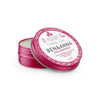 Ben & Anna Voidedeodorantti Pink Grapefruit; pieni, pyöreä vaaleanpunainen peltirasia tekstillä "Ben & Anna Pink Grapefruit Natural Deodorant" avoinna, sisällä luonnonvalkoista voidetta; mattapintaisessa kannessa kukkakuvituksia ja tiivistä tuotetietoa englanniksi ja saksaksi lihavoidulla groteskifontilla; ei ihmisiä tai käsiä; rasia lepää yhtenäisellä valkoisella pinnalla tasaisessa valaistuksessa.