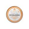 Ben & Anna Voidedeodorantti Vanilla Orchid; pyöreä peltirasia Ben & Anna Vanilla Orchid -luonnollista deodoranttia, merkitty vegaaniseksi, eläinkokeettomaksi, 100-prosenttisen luonnolliseksi alkuperäksi ja 0-prosenttisen alumiinipitoiseksi, oranssi koristereunus ja nettopaino 45 g; pyöreä hopeanvärinen metalliastia mattapinnalla; tuote-etiketti valkoinen lihavoiduin mustin serif- ja groteskikirjaimin; ei ihmisiä tai käsiä; kuva neutraalia taustaa vasten, kuvassa vain purkki.