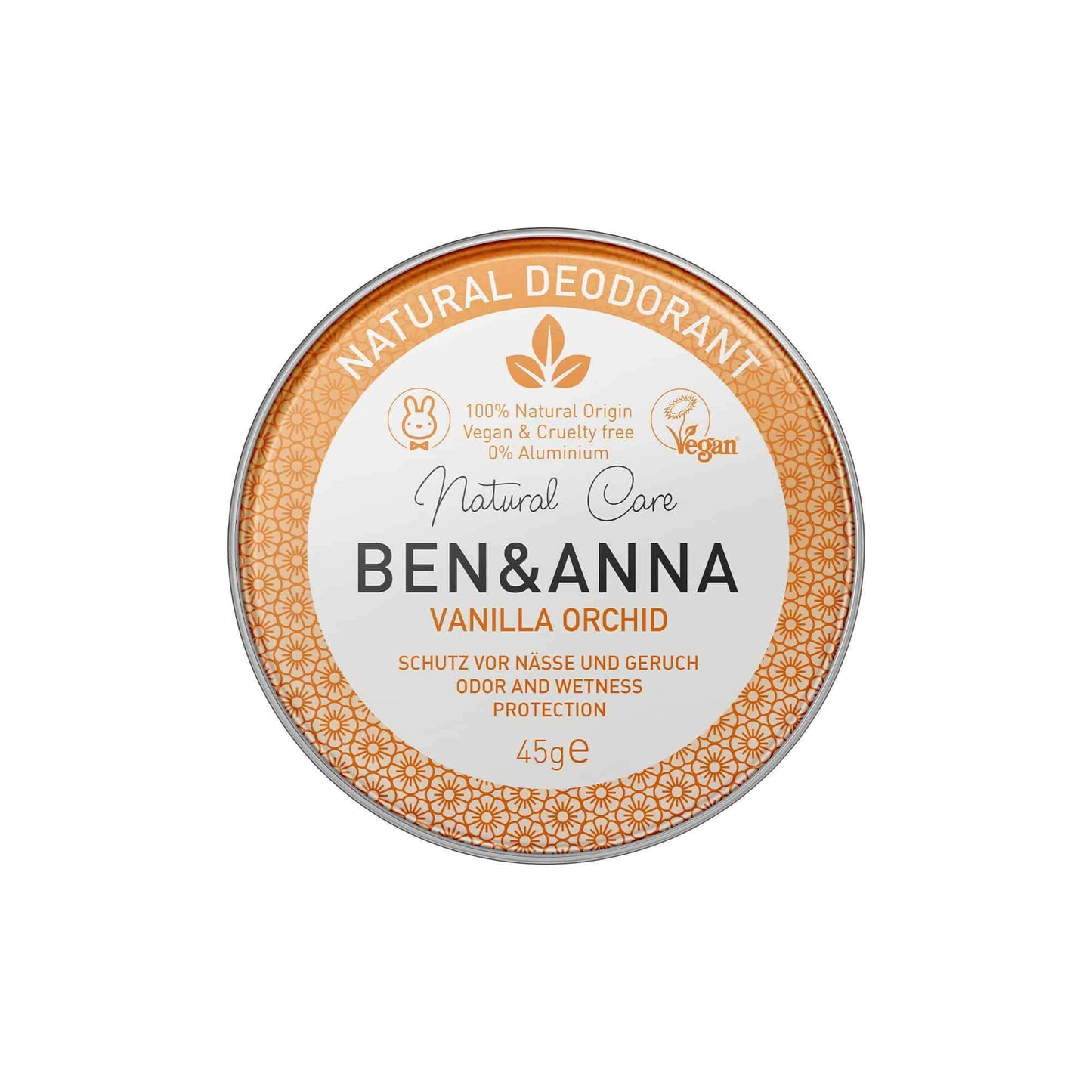 Ben & Anna Voidedeodorantti Vanilla Orchid; pyöreä peltirasia Ben & Anna Vanilla Orchid -luonnollista deodoranttia, merkitty vegaaniseksi, eläinkokeettomaksi, 100-prosenttisen luonnolliseksi alkuperäksi ja 0-prosenttisen alumiinipitoiseksi, oranssi koristereunus ja nettopaino 45 g; pyöreä hopeanvärinen metalliastia mattapinnalla; tuote-etiketti valkoinen lihavoiduin mustin serif- ja groteskikirjaimin; ei ihmisiä tai käsiä; kuva neutraalia taustaa vasten, kuvassa vain purkki.