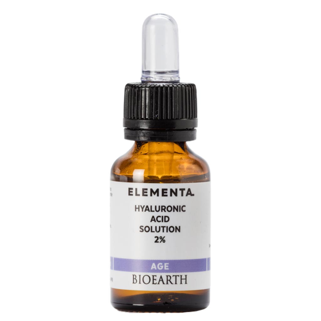 Bioearth Elementa Hyaluronic Acid Solution 2% Booster; ruskea, lieriön muotoinen ja mattapintainen lasinen tiputinpullo kirkkaalla muovisella tiputinkorkilla pystyssä; valkoisessa etiketissä mustaa groteskitekstiä; vaalea studiotausta.