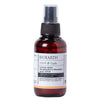 Bioearth HAIR 2.0 Discipline Spray Lotion kiharille hiuksille; ruskea, lieriön muotoinen ja mattapintainen suihkepullo mustalla liipaisinsuuttimella; valkoisessa etiketissä mustaa groteskitekstiä kihara- ja aaltohiuksille tarkoitetusta muotoilusuihkeesta, jossa idätettyä vehnää ja vihreää teetä; valkoinen tausta.