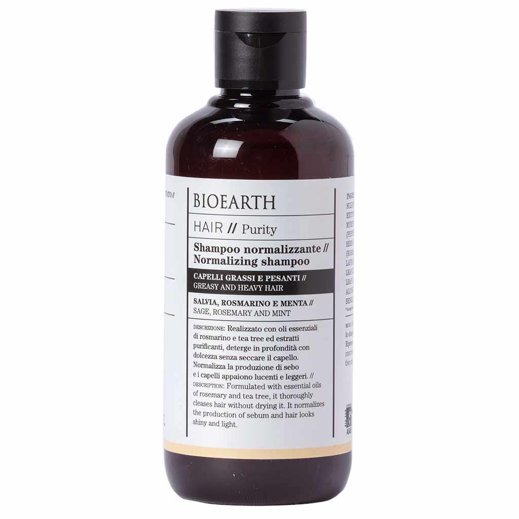 Bioearth HAIR 2.0. Shampoo Rasvoittuville hiuksille; mustakorkkinen pullo ja mattapintainen valkoinen etiketti; italian- ja englanninkielinen teksti rasvoittuvasta hiuksesta sekä salviasta, rosmariinista ja mintusta; osittain lihavoitu groteskiteksti; valkoinen tausta.