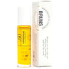 BRUNS Products Nº60 Soft Olibanum Hiusseerumi; kirkas pullo tekstillä "BRUNS No. 60" hiusseerumia keltaisen nesteen kera, pystyssä suorakulmaisen valkoisen rasian vieressä, jossa painettua tuotetietoa ja pyöreä merkintä "Handmade in Sweden", kaikki groteskifonttia; molemmat mattapintaisia; ei ihmisiä tai käsiä; vaalea tausta, kuvattu silmän tasolta.
