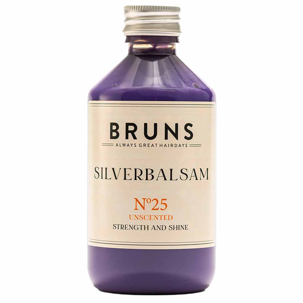 BRUNS Products Nº25 hajusteeton hopeahoitoaine; violetti, lieriön muotoinen muovipullo metallisenhopeisella kierrekorkilla ja mattapintaisella, kermanvärisellä suorakulmaisella etiketillä; selkeä versaaliteksti "BRUNS SILVERBALSAM No25 UNSCENTED STRENGTH AND SHINE"; valkoinen tausta.