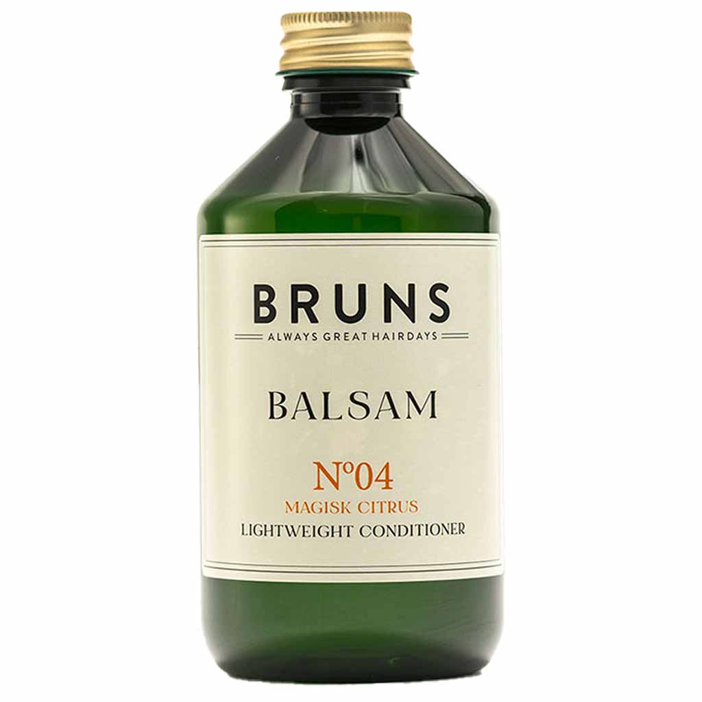 BRUNS Products Nº04 Magic Citrus Hoitoaine; tummanvihreä pullo tekstillä "BRUNS Balsam No. 04 Magisk Citrus", kevyt hoitoaine kultaisella korkilla ja valkoisella etiketillä, virkistävä sitrustuoksu; pullo lieriömäinen kiiltävällä kultaisella kierrekorkilla, mattapinta; valkoisessa suorakulmaisessa etiketissä mustaa groteskitekstiä, tuotenimi ja numero selkeästi luettavissa; tausta valkoinen, ei ihmisiä tai lisäesineitä kuvassa.