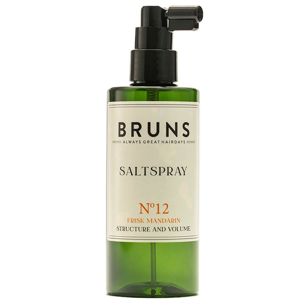 BRUNS Products Nº12 Fresh Mandarin Suolasuihke; vihreä pullo tekstillä "BRUNS Salt Spray No. 12", musta muovinen pumppu; pullo lieriömäinen mattapinnalla; etiketissä yksinkertaista mustaa groteskitekstiä "Frisk Mandarin", "Structure and Volume" sekä muuta lyhyttä tuotetietoa; tausta vaalea ja neutraali ilman rekvisiittaa, ihmisiä tai käsiä kuvassa.
