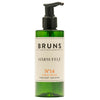 BRUNS Products Nº14 Tangy Mint Hair Souffle Muotoilugeeli; vihreä muovinen pumppupullo mattapinnalla, lieriömäinen muoto; valkoisessa etiketissä lihavoitua mustaa groteskitekstiä "BRUNS HÅRSUFFLÉ N°14 SYRLIG MYNTA", suunniteltu antamaan hiuksille vahvuutta ja tuuheutta; pullo pystyssä yhtenäistä valkoista taustaa vasten, ei ihmisiä tai käsiä kuvassa; lähikuva tuotteesta.