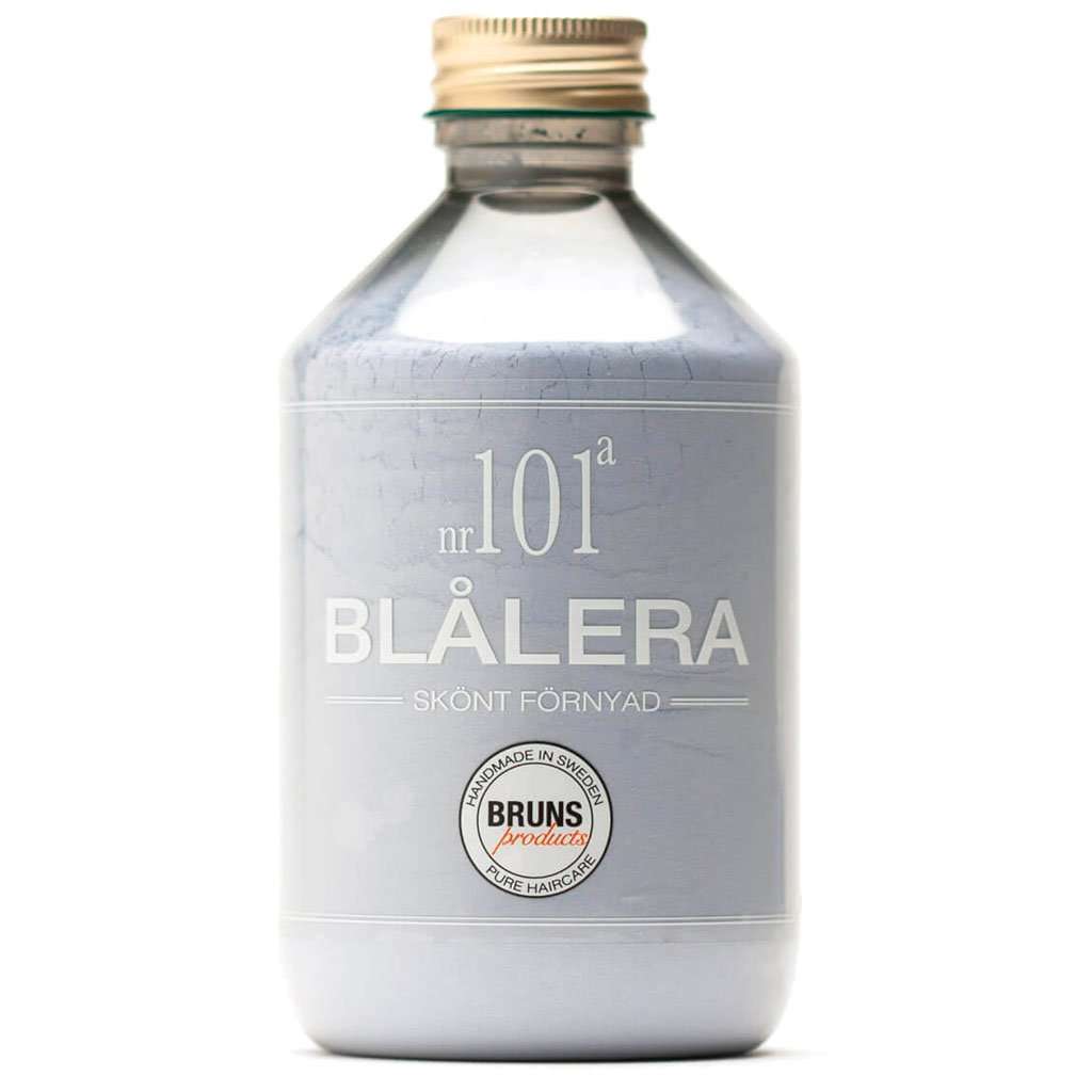 BRUNS Products Nº101 Blue Clay Savinaamio; sylinterinmuotoinen pullo mattapintaisella valkoisella etiketillä, sisältää vaaleanharmaata ainetta; etiketissä musta groteskikirjasin, tekstit "BLÅLERA nr 101a", "SKÖNT FÖRNYAD" ja "BRUNS products HANDMADE IN SWEDEN"; tausta tasaisesti valaistu ja neutraali; ei ihmisiä tai käsiä, suora tuotekuva.