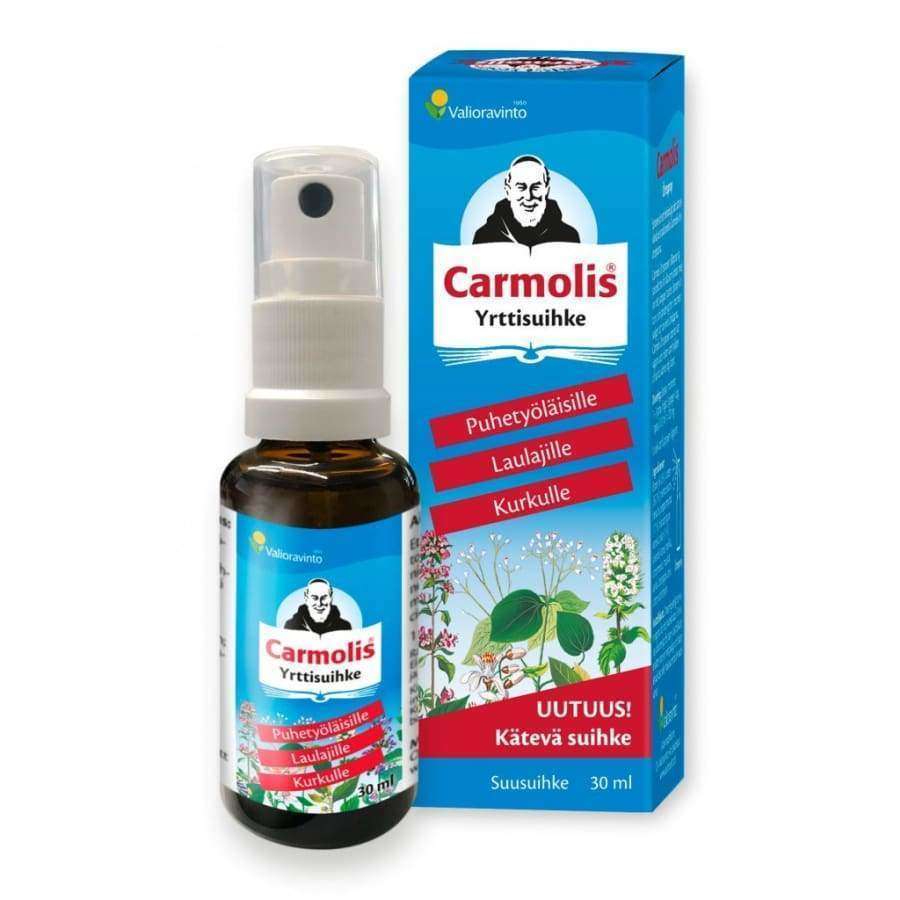 Carmolis Suusuihke -pullo pakkauksineen, suomenkielistä tekstiä, yrttikuvitus ja kuva miehestä sekä pullossa että laatikossa; tuote pieni tumma lasinen suihkepullo valkoisella muovikorkilla ja etiketillä; laatikko suorakulmainen mattapinnalla; painettu etikettiteksti lihavoitua serif-fonttia; molemmat esineet pystyssä valkoista taustaa vasten.