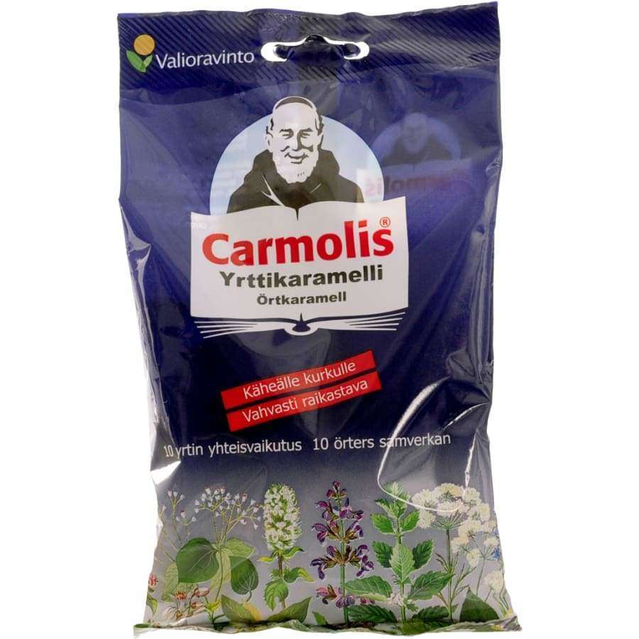 Carmolis Yrttikaramelli -pussi; joustava, mattapintainen ja suorakulmainen muovipussi sinisellä pohjalla; alaosassa hymyilevän miehen ja värikkäiden yrttien kuvitus; suomenkielinen teksti valkoisella ja tummansinisellä lihavoidulla tekstausvapaalla kirjasimella yksinkertaisin viivakoristein; kuvattu tasaisessa valaistuksessa yksiväristä pintaa vasten, ei ihmisiä tai käsiä näkyvissä.