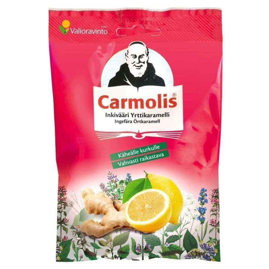 Carmolis Yrttikaramelli Inkivääri -pussi; punainen, kiiltäväpintainen ja suorakulmainen pussi; etupuolella kuva inkivääristä, sitruunasta ja yrteistä sekä mustavalkoinen miehen muotokuva yläosassa; keskellä suomenkielinen teksti lihavoidulla valkoisella kirjasimella, korostevärein makua ja kurkkuvaikutusta kuvaavista ainesosista; kuvattu vaaleaa taustaa vasten suoraan edestä, ei ihmisiä tai käsiä näkyvissä.