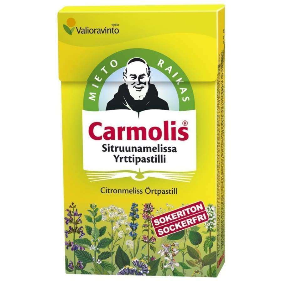 Carmolis Yrttipastilli Sitruunamelissa -pakkaus; keltainen, suorakulmainen ja mattapintainen pahvirasia; kuvituksena mies ja erilaisia yrttejä sekä suomen- ja ruotsinkielinen teksti; brändin nimi mustalla päätekirjasimella valkoisella kentällä, tuotetiedot sinisellä tekstausvapaalla kirjasimella; vaaleanpunaisessa etiketissä valkoinen teksti "Sokeriton Sockerfri"; kuvattu yksiväristä taustaa vasten, ei ihmisiä tai käsiä näkyvissä.