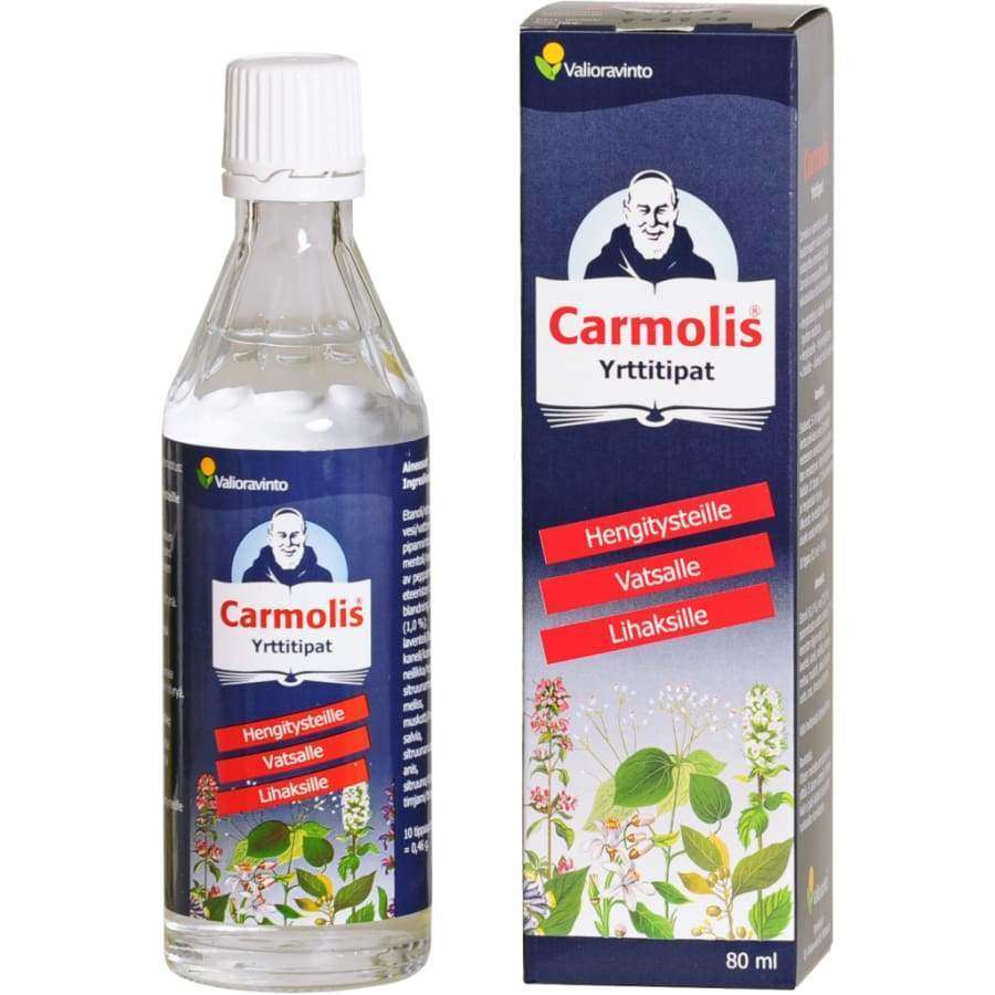 Carmolis Yrttitipat -pullo ja pakkaus; pullo tummaa lasia valkoisella etiketillä ja sinisellä korkilla, pakkaus suorakulmainen ja kiiltäväpintainen pääosin valkoisena sinisin ja vihrein osioin; molemmissa kuvitettu mies juhlavassa asussa sekä värikkäitä kasvikuvituksia; suomenkielinen teksti mainitsee hengityksen, vatsan hyvinvoinnin ja lihasten tuen; kuvattu valkoista taustaa vasten, ei ihmisiä tai muita esineitä.