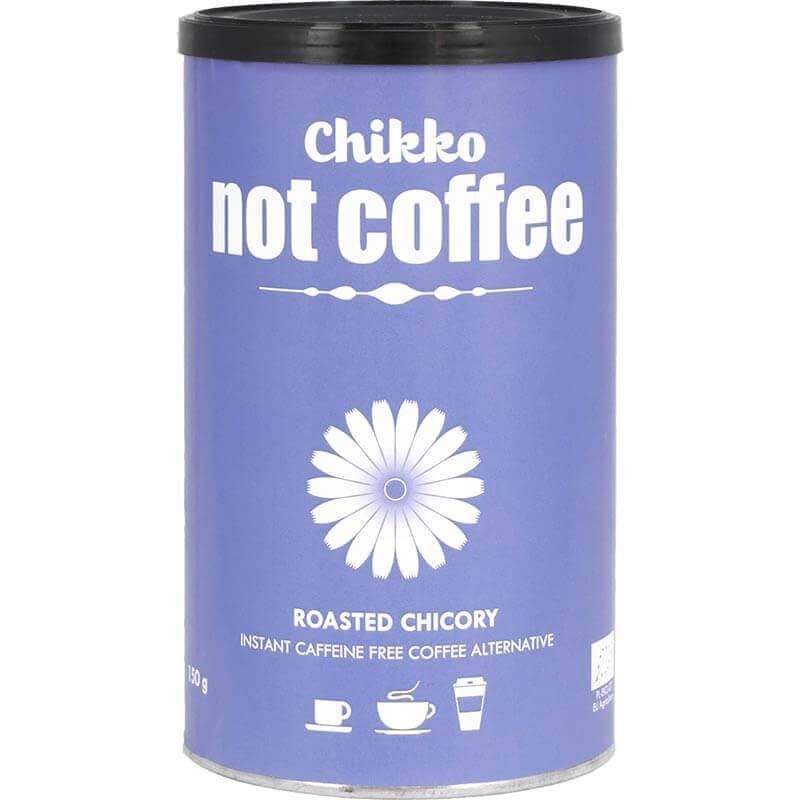 Chikko Not Coffee Sikurikahvi; violetti, lieriömäinen metallipurkki mattapinnalla, etiketissä teksti "Chikko not coffee" suurin valkoisin kirjaimin; etuosassa tyylitelty valkoinen kukkakuvitus; etiketti mainitsee paahdetun sikurin kofeiinittomana juomana; kolme pientä kuvaketta — teekuppi, muki ja lasi — painettu alareunaan; tausta neutraali ilman lisäesineitä tai ihmisiä.