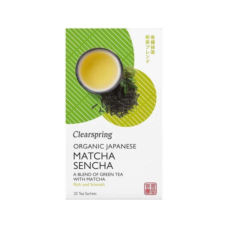 Clearspring Luomu Matcha Sencha Vihreä Tee; suorakulmainen rasia tekstillä "Clearspring Organic Japanese Matcha Sencha" -teetä, mattapinta, valkoinen ja vihreä väriteema; etuosassa keraaminen kuppi täynnä vihreää teetä kirkkaanvihreiden teelehtien vierellä; lihavoitu groteskifontti näyttää tuotenimen ja mainitsee "rich and smooth" -sekoituksen sekä "20 organic tea sachets"; vaalea tausta, ei ihmisiä tai käsiä.