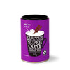 Clipper Super Cosy Drinking Chocolate, 250 g; violetti peltitölkki, jossa kuvitus kermavaahdosta ja kanelitangosta; teksti "take me to bed!" ja "natural, fair & delicious"; lieriömäinen metallipurkki mattapinnalla, lihavoitua valkoista tekstiä violetilla pohjalla; ei ihmisiä tai käsiä; vaalea, tasaisesti valaistu tausta.