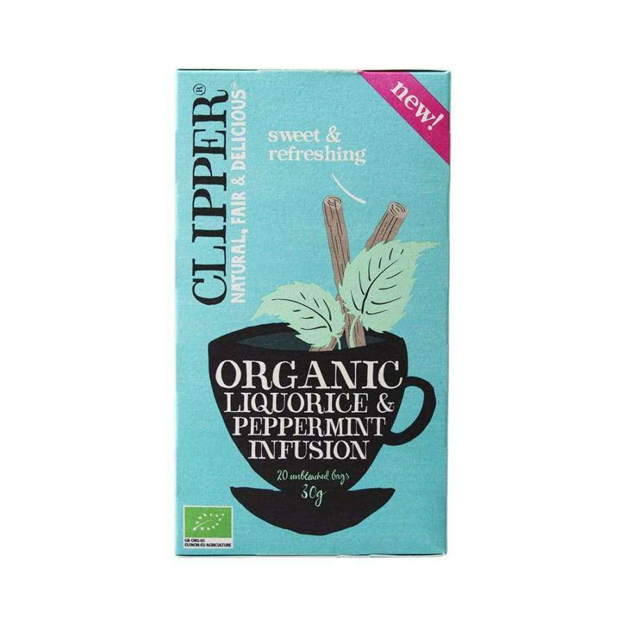 Clipper Organic Liquorice & Peppermint Infusion -tee; turkoosi rasia, kuvituksena musta kuppi minttulehtien ja lakritsatikkujen kanssa; suorakulmainen, mattapintainen pakkaus, yksinkertaista groteskitekstiä valkoisena ja mustana; pakkauksessa maininta "sweet & refreshing" sekä Fairtrade- ja luomusertifiointilogot; ei ihmisiä tai käsiä; vaalea tausta, tavanomainen tuotekuva.