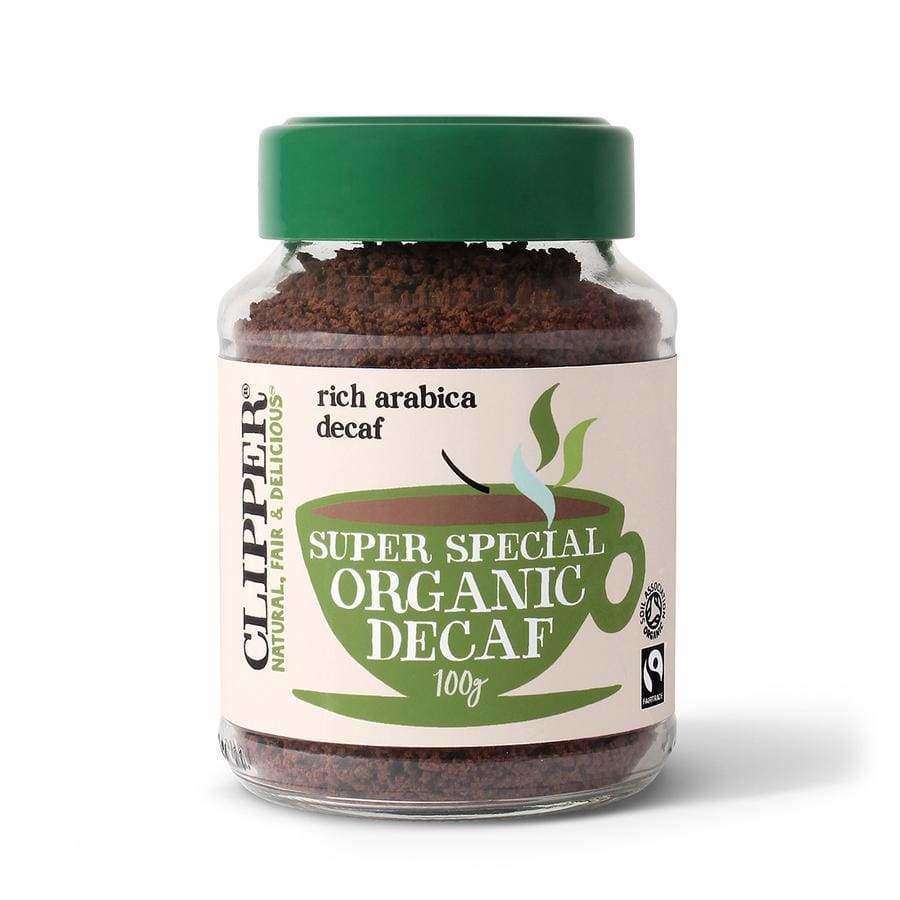 Clipper Super Special Organic Decaf -pikakahvi; lieriömäinen läpinäkyvä lasipurkki vihreällä muovisella kierrekannella ja mattapintaisella paperietiketillä; etiketissä yksinkertainen valkoinen höyryävä kahvikuppikuva, Fairtrade-logo ja helppolukuista groteskitekstiä tuotenimelle; ei ihmisiä tai toimintaa; vaalea tausta.