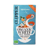 Clipper Organic White Tea with Orange; valkoinen teekuppi, appelsiiniviipaleita, hienovaraisia kukkia ja oranssi lohikäärmekuvitus sinisellä mattapohjalla; suorakulmainen pahvirasia, selkeä tuotenimi ja luomumerkintä lihavoidulla, tyylitellyllä groteskitekstillä; ei ihmisiä tai käsiä; tavanomainen pakkauskuva vaalealla taustalla.