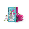 Clipper Organic White Tea with Raspberry; rasia aseteltuna vaaleanpunaisen keraamisen teekupin ja tallrikan viereen, mattapinta; suorakulmainen, pystyssä oleva rasia, jossa lihavoitua valkoista ja vaaleanpunaista tekstiä monivärisellä taustalla; ympärillä valkoisia kukkia ja vihreitä lehtiä; kaikki aseteltu valkoiselle alustalle, ei ihmisiä.