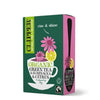 Clipper Organic Green Tea & Echinacea & Citrus; eloisia kukka- ja sitruskuvituksia, väreinä pääosin vihreä ja vaaleanpunainen, mattapintainen suorakulmainen pahvipakkaus; etusivulla lihavoitu groteskitekstinen tuotenimi, pienaakkosin "rise & shine", näkyvillä Fairtrade- ja ympäristömerkit; mukana valkoinen keraaminen teekuppi; neutraali tausta, ei ihmisiä tai toimintaa kuvassa.