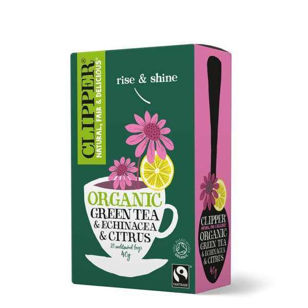 Clipper Organic Green Tea & Echinacea & Citrus; eloisia kukka- ja sitruskuvituksia, väreinä pääosin vihreä ja vaaleanpunainen, mattapintainen suorakulmainen pahvipakkaus; etusivulla lihavoitu groteskitekstinen tuotenimi, pienaakkosin "rise & shine", näkyvillä Fairtrade- ja ympäristömerkit; mukana valkoinen keraaminen teekuppi; neutraali tausta, ei ihmisiä tai toimintaa kuvassa.