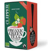 Clipper Luomu Vihreä Mansikka tee; rasia tekstillä "Clipper Organic Green Tea & Strawberry", mansikoita ja teelehtiä teekuppikuvituksessa; rasiassa 20 valkaisematonta pussia, merkinnät reilusta kaupasta, luomusta ja luonnollisuudesta; suorakulmainen rasia mattapinnalla, pääosin vihreä ja vaaleanpunainen; serif-typografia tuotenimelle, muu teksti groteskifontilla; kuva edestä vaalealla taustalla, ei ihmisiä tai käsiä.