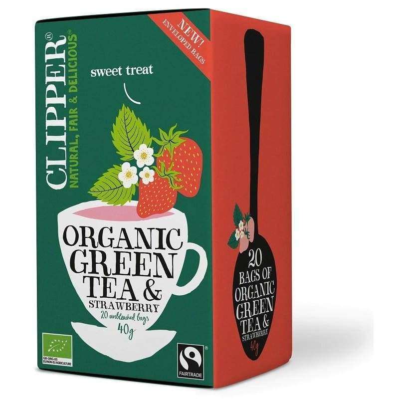 Clipper Luomu Vihreä Mansikka tee; rasia tekstillä "Clipper Organic Green Tea & Strawberry", mansikoita ja teelehtiä teekuppikuvituksessa; rasiassa 20 valkaisematonta pussia, merkinnät reilusta kaupasta, luomusta ja luonnollisuudesta; suorakulmainen rasia mattapinnalla, pääosin vihreä ja vaaleanpunainen; serif-typografia tuotenimelle, muu teksti groteskifontilla; kuva edestä vaalealla taustalla, ei ihmisiä tai käsiä.