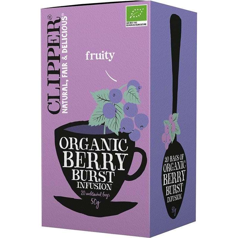 Clipper Organic Berry Burst Infusion -tee; violetti, suorakulmainen rasia mattapinnalla, jossa yksityiskohtaisia marjakuvituksia ja valkoinen teekuppi; lihavoitua serif- ja groteskisekoitusta valkoisena ja mustana; teksti viittaa hedelmäiseen makuun ja mainitsee 20 pussia; vaalea tausta, ei ihmisiä tai käsiä; kuvattu suoraan edestä.