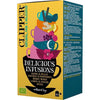 Clipper luomu Delicious Infusions yrttiteelajitelma; värikäs, suorakulmainen ja mattapintainen pahvipakkaus, jossa kuvitusta pinotuista teekupeista kukkien ja yrttien kera; lihavoitu versaaliteksti listaa maut Snore & Peace, Liquorice & Peppermint, Berry Burst, Lemon & Ginger ja Detox; sisältää 20 valkaisematonta yrttiteepussia; neutraali tausta.
