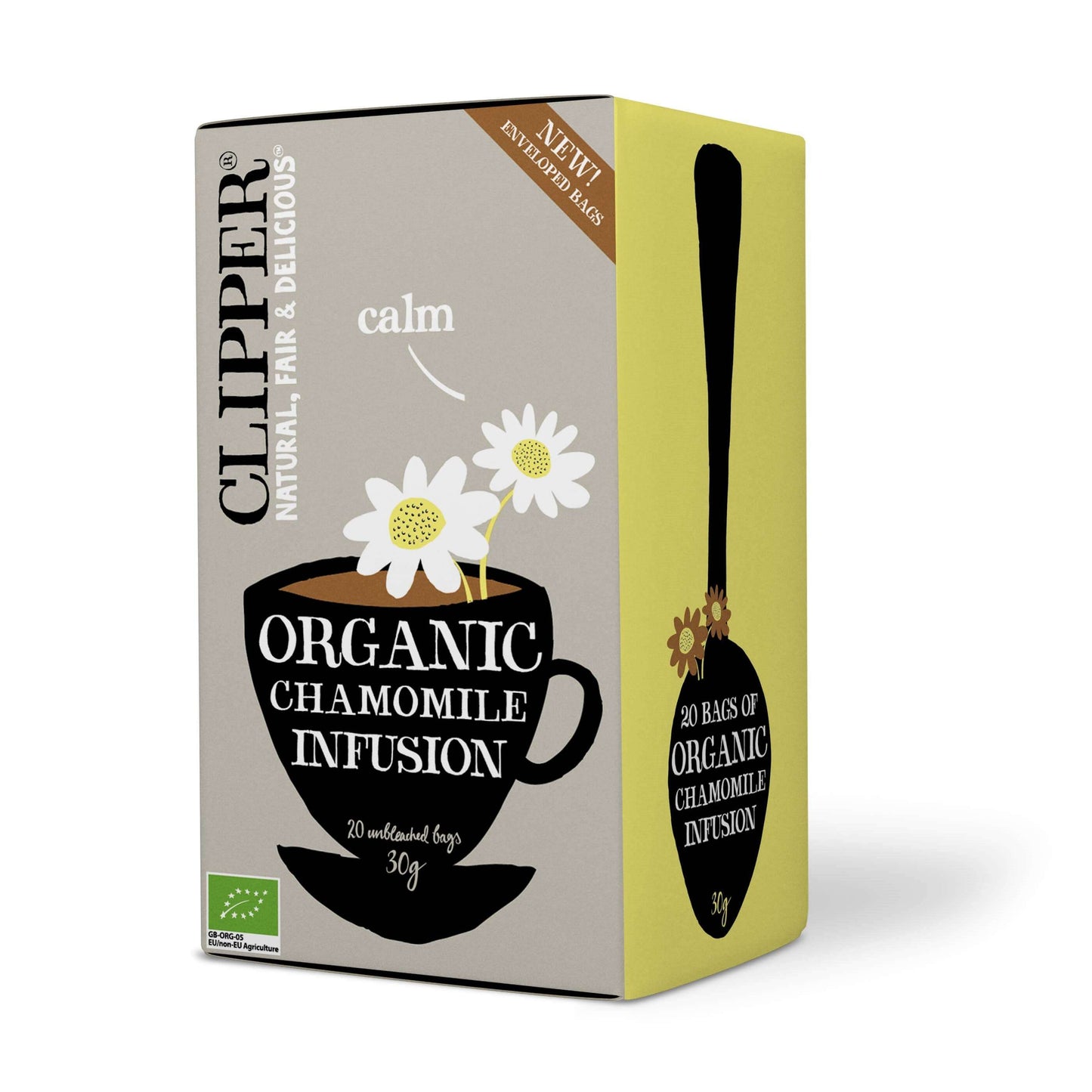 Clipper Organic Chamomile Infusion -kamomillatee; suorakulmainen pahvipakkaus mattapinnalla; etusivulla musta teekuppikuvitus kamomillankukkien ympäröimänä sekä sana "calm" pienaakkosin leikkisällä groteskifontilla; kyljessä musta lusikkakuvitus tekstin kanssa; sisältää 20 valkaisematonta luomuteepussia, EU:n luomumerkki näkyvissä; ei ihmisiä, studiotausta.