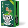 Clipper Organic Chai Green Tea; vihreä rasia, jossa kuvia teekupista, appelsiiniviipaleista ja mausteista; suorakulmainen, mattapintainen pakkaus; lihavoitua groteskitekstiä tuotenimelle ja tiedoille; etusivulla maininta 20 valkaisemattomasta pussista sekä teksti "spice it up"; Fairtrade- ja luomusertifiointilogot näkyvissä; vaalea, hyvin valaistu tausta, ei ihmisiä tai käsiä.