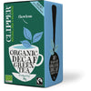 Clipper Organic Decaf Green Tea; sininen ja vihreä rasia mattapinnalla, suorakulmainen; etusivulla valkoinen teekuppi lehtineen sekä teksti "20 bags of organic decaf green tea"; Fairtrade- ja luomusertifiointilogot näkyvissä; pakkauksessa listattu luonnollisia ainesosia; ei ihmisiä tai käsiä, vaalea tausta.