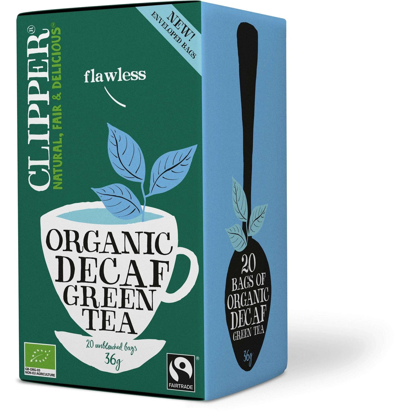 Clipper Organic Decaf Green Tea; sininen ja vihreä rasia mattapinnalla, suorakulmainen; etusivulla valkoinen teekuppi lehtineen sekä teksti "20 bags of organic decaf green tea"; Fairtrade- ja luomusertifiointilogot näkyvissä; pakkauksessa listattu luonnollisia ainesosia; ei ihmisiä tai käsiä, vaalea tausta.