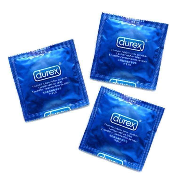 Kolme sinistä Durex-kondomipakkausta valkoista taustaa vasten; neliömäiset, kiiltäväpintaiset pakkaukset; kussakin "Durex"-logo ja tuotetiedot lihavoidulla valkoisella tekstausvapaalla kirjasimella; kuvattu ylhäältä päin, ei ihmisiä tai käsiä näkyvissä.