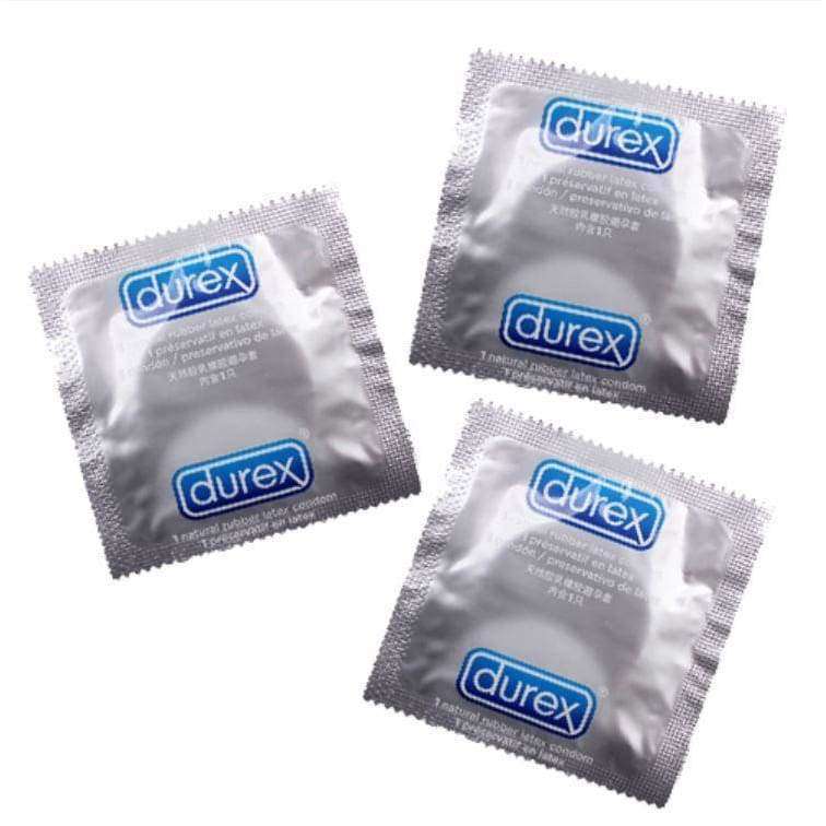 Kolme hopeanväristä Durex-kondomipakkausta viistoon aseteltuna valkoista taustaa vasten; suorakulmaiset, mattapintaiset foliopakkaukset, joissa sininen ja valkoinen brändäys; Durex-logo lihavoidulla tekstausvapaalla kirjasimella; turvallisuustietoa englanniksi ja toisella kielellä; ei ihmisiä tai käsiä näkyvissä.