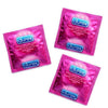 Kolme vaaleanpunaista Durex-kondomifoliopakkausta valkoista taustaa vasten; suorakulmaiset, kiiltäväpintaiset pakkaukset, joissa Durex-logo lihavoiduin valkoisin kirjaimin sinisellä pohjalla; tuotetiedot painettu englanniksi ja espanjaksi; ei ihmisiä tai muita esineitä näkyvissä.