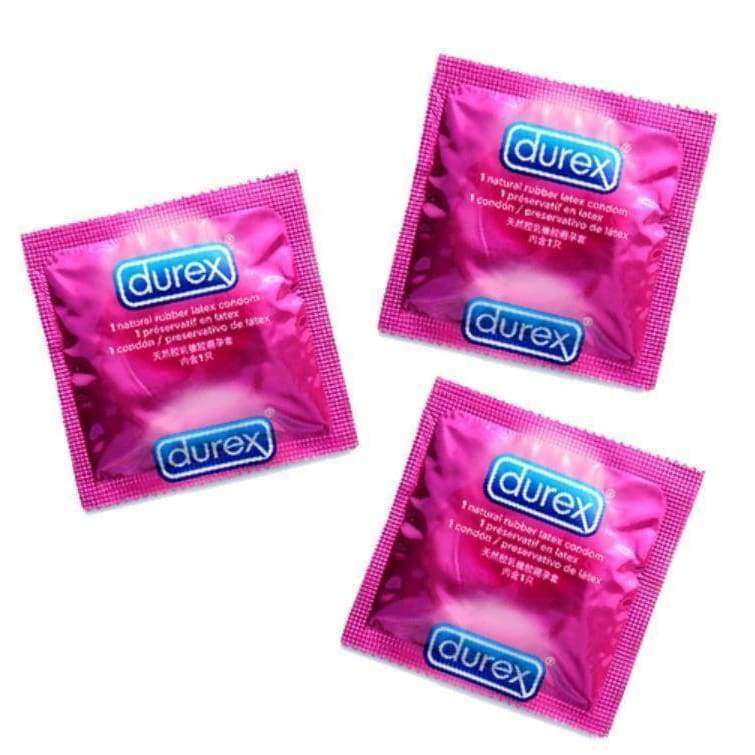 Kolme vaaleanpunaista Durex-kondomifoliopakkausta valkoista taustaa vasten; suorakulmaiset, kiiltäväpintaiset pakkaukset, joissa Durex-logo lihavoiduin valkoisin kirjaimin sinisellä pohjalla; tuotetiedot painettu englanniksi ja espanjaksi; ei ihmisiä tai muita esineitä näkyvissä.