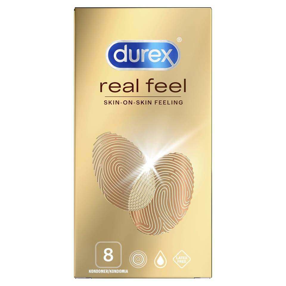 Durex Real Feel Kondomi; kultainen rasia Durex Real Feel -kondomeja, sormenjälkigrafiikat päällekkäin etuosassa; rasia suorakulmainen kiiltäväpinnalla; kuvakkeet osoittavat 8 kondomia, iho ihoa vasten -tunnetta ja lateksittomuutta; tuotenimi ja keskeiset tiedot painettu lihavoidulla groteskityypillä; kuva vailla ihmisiä tai lisäesineitä, yhtenäinen tausta.