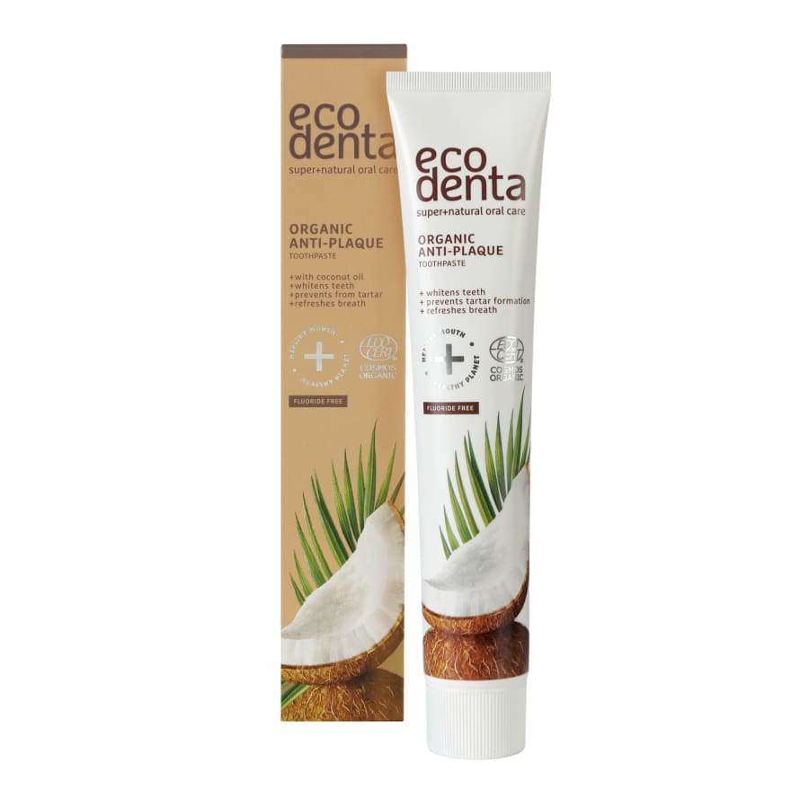 Ecodenta Anti-Plaque Hammaskiveä Ehkäisevä Hammastahna; tuubi ja rasia Ecodenta Organic Anti-Plaque -hammastahnaa kookos- ja palmunlehtikuvituksin, luonnollisia ainesosia tehokkaaseen suunhoitoon; sekä rasia että tuubi pääosin valkoisia vihrein korostuksin, mattapinta, rasia suorakulmainen ja tuubi lieriömäinen; selkeä groteskiteksti lukee "Ecodenta Organic Anti-Plaque"; ei ihmisiä tai käsiä; vaalea tausta, kuva edestä.