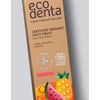 Ecodenta Certified Organic Juicy Fruit -lastenhammastahnapakkaus, ruskea laatikko, kuvia vesimelonista, ananaksesta ja appelsiinista, vegaani- ja luonnollisuusmerkinnät pakkauksessa; mattapintainen pahvilaatikko valkoista tekstausvapaata tekstiä; etupuolella värikkäitä hedelmäkuvituksia; kaikki teksti pystysuorassa ja selkeästi luettavissa; tuote kuvattu valkoista taustaa vasten tasaisessa valaistuksessa; ei ihmisiä tai käsiä näkyvissä.