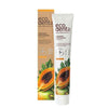 Ecodenta Organic Whitening Toothpaste papaijauutteella; putkilo ja rasia, joissa kuvia papaijahedelmästä; putkilo valkoinen vihrein ja oranssein yksityiskohdin; molemmat mattapintaisia, rasia suorakulmainen, putkilo lieriömäinen korkilla; teksti selkeällä groteskifontilla mustana ja vihreänä; vaalea tausta, ei ihmisiä.