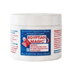 Egyptian Magic Monikäyttövoide -purkki; sylinterimäinen, valkoinen ja mattapintainen muovipurkki; etiketissä lihavoitua punaista ja sinistä tekstausvapaata tekstiä "Egyptian Magic All Purpose Skin Cream"; alla ainesosaluettelo, joka sisältää oliiviöljyä, mehiläisvahaa, hunajaa, siitepölyä, kuningatarhyytelöä ja propolista; kuvattu valkoista taustaa vasten, ei ihmisiä tai käsiä näkyvissä.