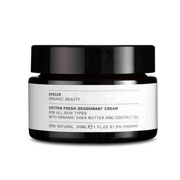 Evolve Cotton Fresh Deodoranttivoide -purkki, 30 ml; pieni, tumma ja mattapintainen sylinterimäinen purkki mustalla kierrekannella; valkoisessa suorakulmaisessa etiketissä mustaa tekstausvapaata tekstiä tuotteen soveltuvuudesta kaikille ihotyypeille sekä sisällöstä luomu-sheavoita ja kookosöljyä, 99-prosenttisesta luonnollisuudesta ja 61,5 %:n luomuainesosapitoisuudesta; kuvattu valkoista taustaa vasten, ei ihmisiä tai muita esineitä.