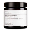 Evolve Gentle Cleansing Melt Puhdistusbalmi -purkki, 120 ml; musta, sylinterimäinen ja mattapintainen purkki yhtenevällä kierrekannella; valkoisessa etiketissä mustaa tekstausvapaata tekstiä normaalille ja kuivalle iholle sopivasta tuotteesta, jossa luomubaobabia, vaniljaa ja muita luonnollisia ainesosia; kuvattu vaaleaa taustaa vasten, ei ihmisiä tai muita esineitä.